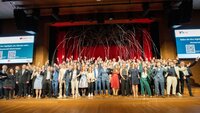 Gruppenfoto der Absolvent*innen des Fachbereichs Technik