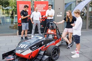 Studierende pr&auml;sentieren ihr selbstgebautes Rennauto