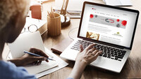 Arbeiten am Laptop mit Notizen und kreativen Ideen