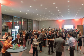 Geselliges Networking-Event mit vielen Teilnehmern