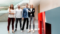Dynamische Gruppe von Fachleuten im Büro