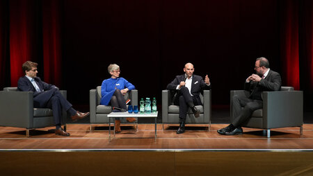 Diskussionsrunde mit Dr. Moritz Kilger, Silke Stremlau, Dr. Danyal Bayaz und Dr. Bernd Villhauer (v.l.)