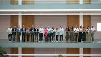 Gruppenfoto von Mitarbeitern in modernem Büro