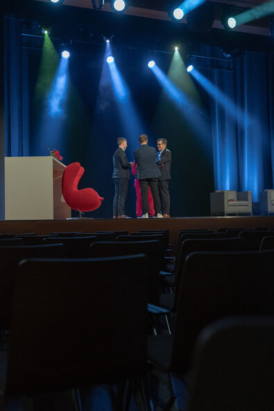 Diskussion auf der Bühne mit mehreren Personen