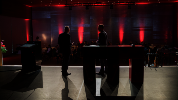 Zwei Redner auf der B&uuml;hne bei einer Konferenzveranstaltung