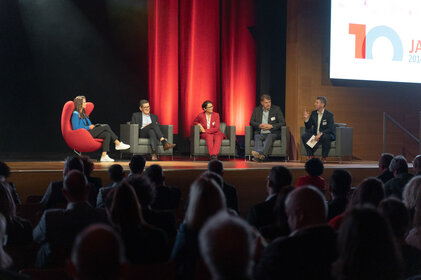Podiumsdiskussion mit Experten auf der Bühne