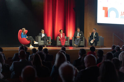 Podiumsdiskussion mit Experten auf der Bühne
