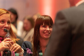 L&auml;chelnde Frauen bei einer Veranstaltung mit Getr&auml;nken