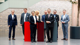 Gruppenfoto von Fachleuten in einem modernen Büro