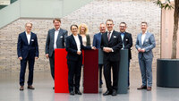 Gruppenfoto von Fachleuten in einem modernen Büro