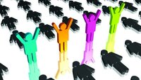 Bunte Figuren heben die Hände in einer Menschenmenge