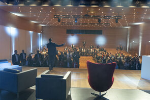 Inspirierende Rede vor einem gro&szlig;en Publikum