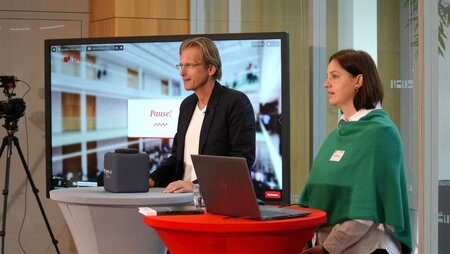 Prof. Dr. Michael Batz (links) und Karin Kießling (rechts, context YELLOWS GmbH) führten gemeinsam durch die hybride Veranstaltung.