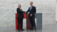 Prof. Dr. Joachim Frech, Direktor des DHBW CAS und Wilhelm Lumpp, Vorstandsvorsitzender des REFA Baden-Württemberg e.V.  geben sich die Hand