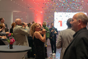 Feierliche Stimmung mit Konfetti und Gesang