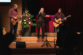 Live Musikaufführung mit Gesang und Instrumenten