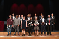 Gruppenfoto von Absolventen bei einer feierlichen Zeremonie