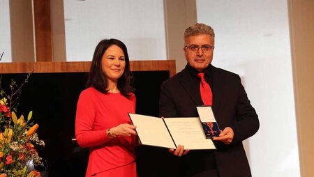 Bundesaußenministerin Annalena Baerbock übergibt das Bundesverdienstkreuz am Bande an Prof. Dr. Dr. Jan Ilhan Kizilhan (Foto: privat)