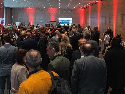 Geschäftliches Networking-Event mit vielen Teilnehmern