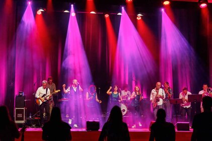 Lebendige Musikaufführung mit strahlenden Lichtern