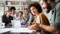 Teamarbeit und kreative Ideenfindung in einem modernen Büro