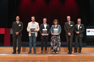 Feierliche &Uuml;bergabe von Zertifikaten an Absolventen der Hochschule