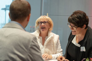 Freundliches Gespr&auml;ch zwischen Gesch&auml;ftspartnern in einem modernen B&uuml;ro