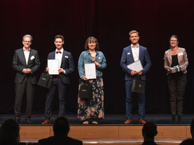 Feierliche Preisverleihung mit stolzen Gewinnern