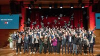 Gruppenfoto mit Hütewurf auf der Abschlussfeier Wirtschaft