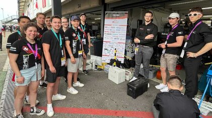 Teamfoto bei einem Motorsport-Event mit engagierten Mitgliedern