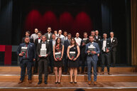 Gruppenfoto von Absolventen bei einer feierlichen Zeremonie