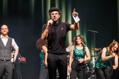 Live Auftritt eines Sängers mit Band auf der Bühne