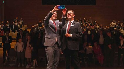Zwei Männer machen ein Selfie auf einer Veranstaltung