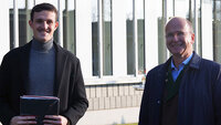 Preisträger Maximilian Herr und sein Professor.
