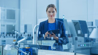 Frau im modernen Büro mit Tablet