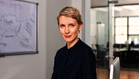 Professionelle Frau in modernem Büro mit kreativen Ideen