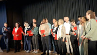 Gruppenfoto von Teilnehmern bei einer Preisverleihung
