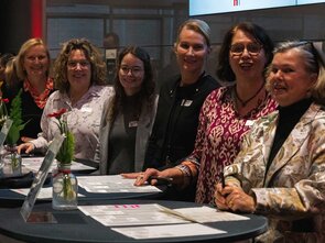 Frauen in einem modernen Konferenzraum bei einer Networking-Veranstaltung