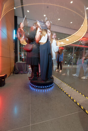 Fr&ouml;hliche Menschen feiern mit Schildern und Lichtern