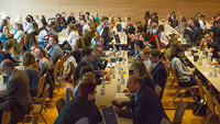 Erstsemester sitzen in der Aula