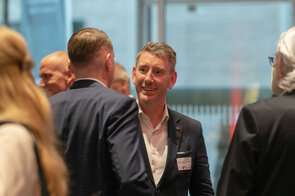 Geselliges Treffen von Fachleuten in einem modernen Veranstaltungsort