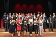 Absolventenfeier mit stolzen Teilnehmern und Urkunden