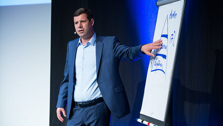 Prof. Dr. Hackl (DHBW Ravensburg) sprach zum Thema New Work. Foto: Andreas Henn