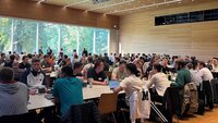 Großes Treffen in einem modernen Konferenzraum mit vielen Teilnehmern