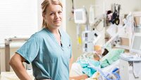 Engagierte Krankenschwester im Krankenhausumfeld