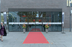 Einladender Eingang zur Jubil&auml;umsfeier mit rotem Teppich