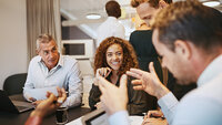Teamarbeit und kreative Ideenfindung in einem modernen Büro