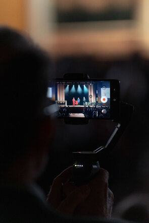 Aufnahme eines Live-Events mit Smartphone und Stativ