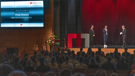 Prof. Dr.-Ing Joachim Frech (li.), Direktor des DHBW CAS und Prof. Dr. Andreas Föhrenbach (re.), Dekan Technik im Gespräch mit Philipp Matyssek, dem 2000. Alumni des DHBW CAS.<br />
Fotos: Matthias Pötzsch