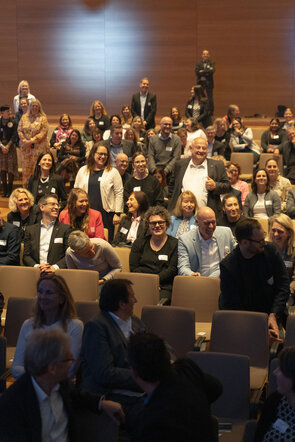 Ein lebhaftes Publikum bei einer Konferenzveranstaltung